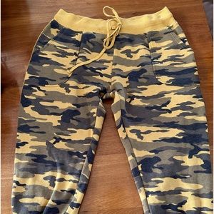 Hardtail Forever Mustard Yellow and Green Camo Jogger capri pants size Medium